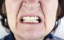 牙龈萎缩的原因和治疗方法(牙龈萎缩原理)
