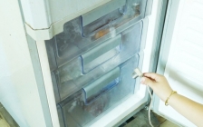 冰箱怎么快速除冰(冰箱快速除冰法介绍一下)